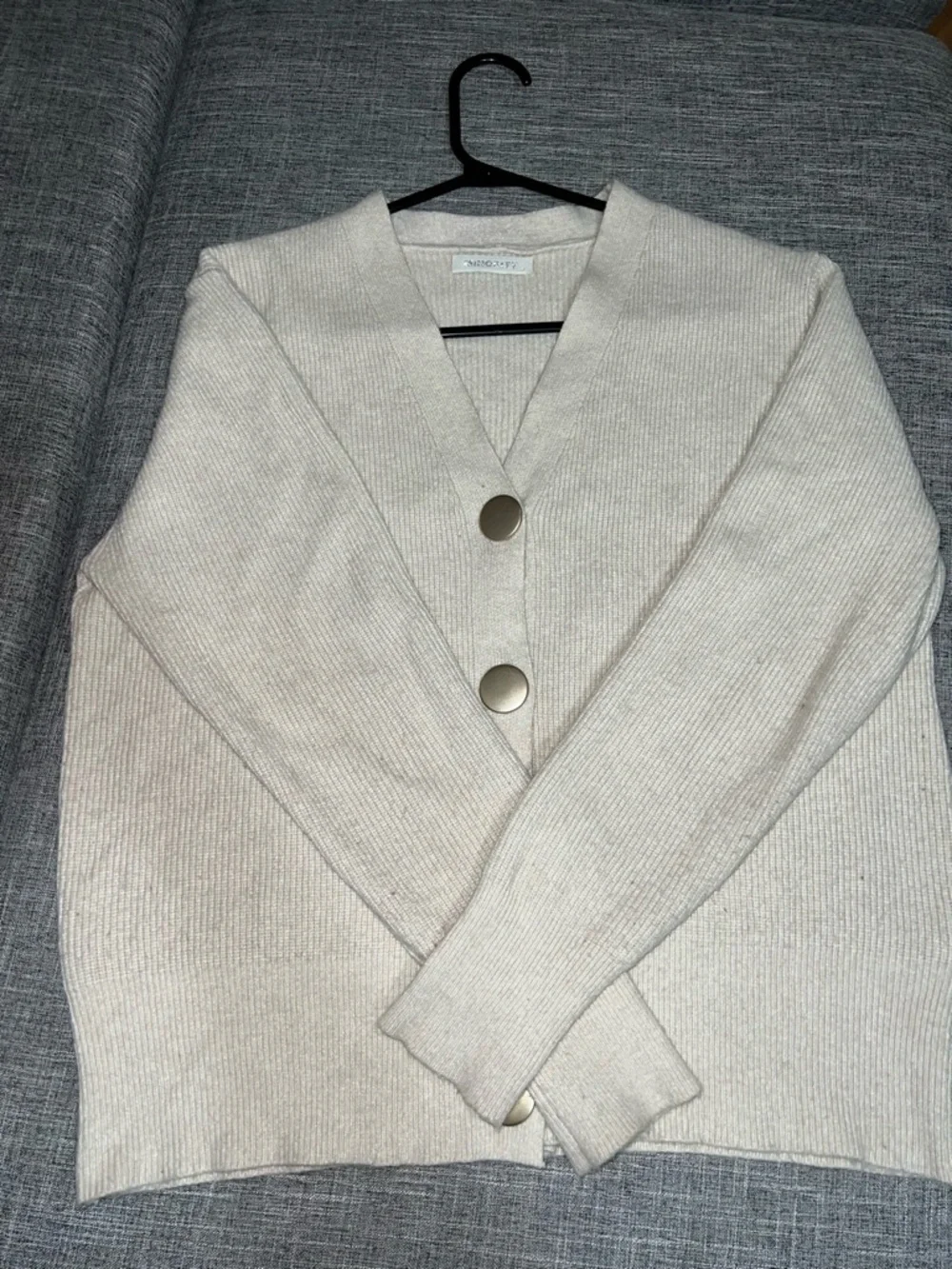 Cream Ribbed V-Neck Button-Front Cardigan Sweater - Picture 4 of 9